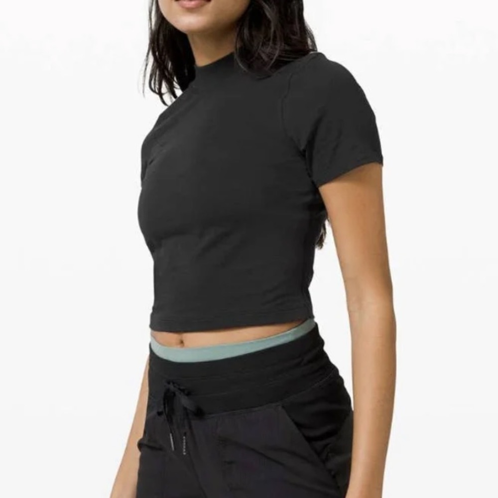 Lululemon black short sleeve crop top